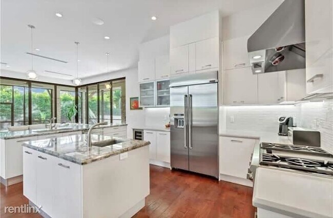 Foto del edificio - 4 br, 3.5 bath House - 404 NE 13th Ave