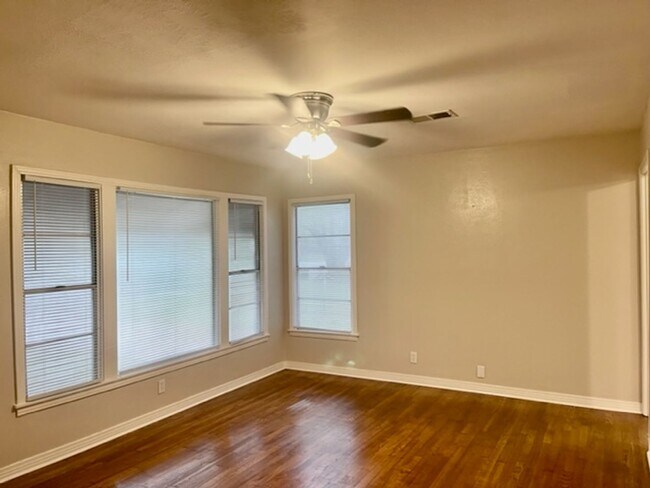 Building Photo - Cute remodeled 2 Bedroom 1 Bath home in NRH