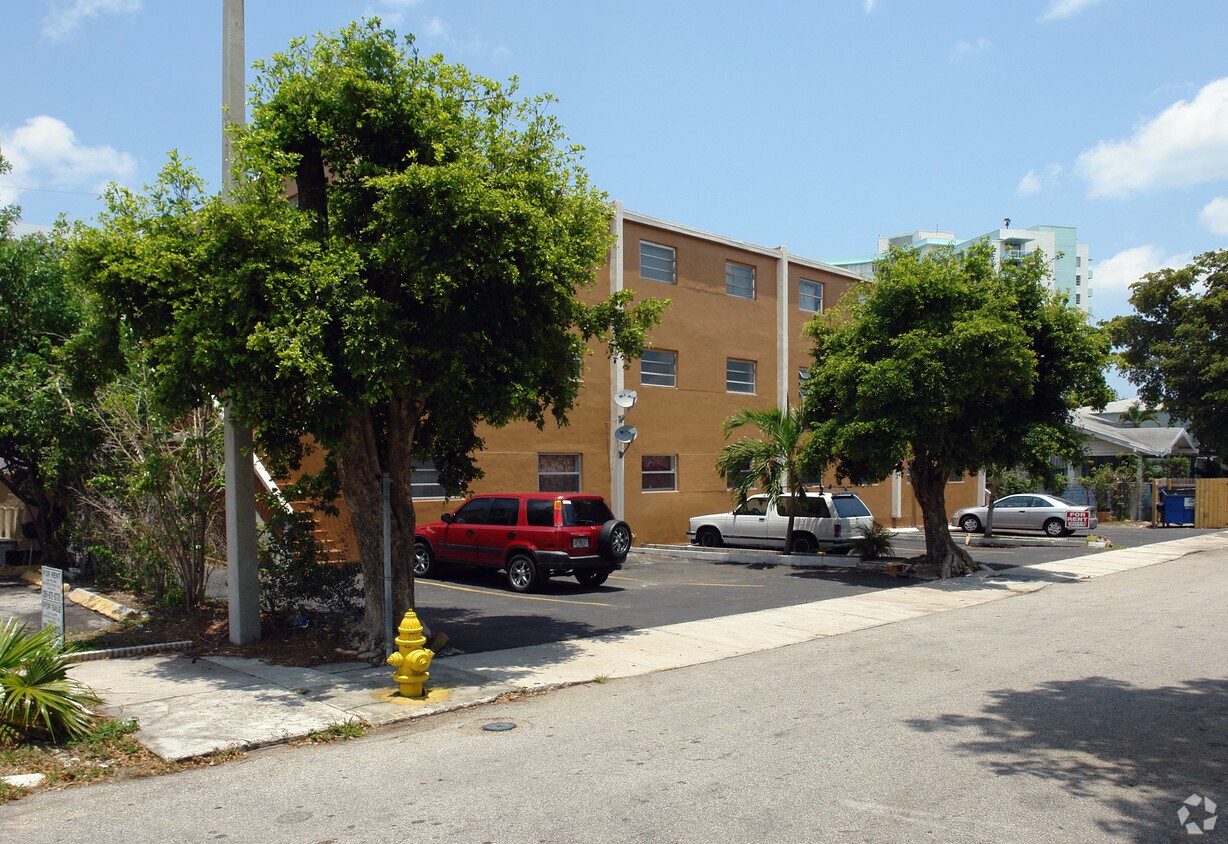 Primary Photo - 455 NE 32nd St