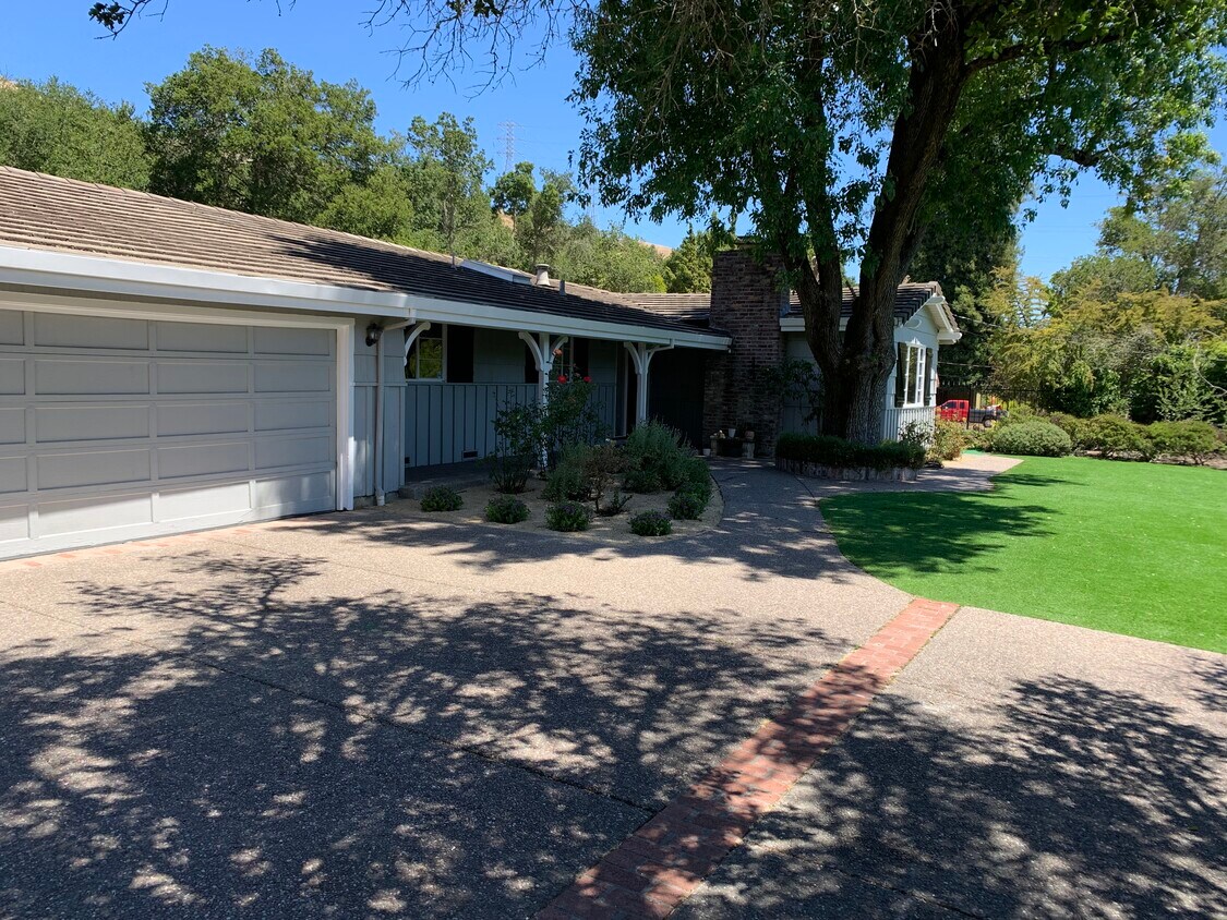 Primary Photo - 261 Rheem Blvd