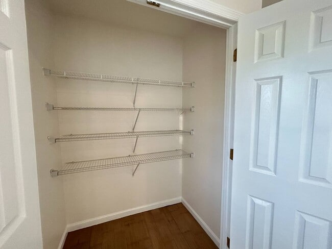 Foto del edificio - 1943 Adee Ave