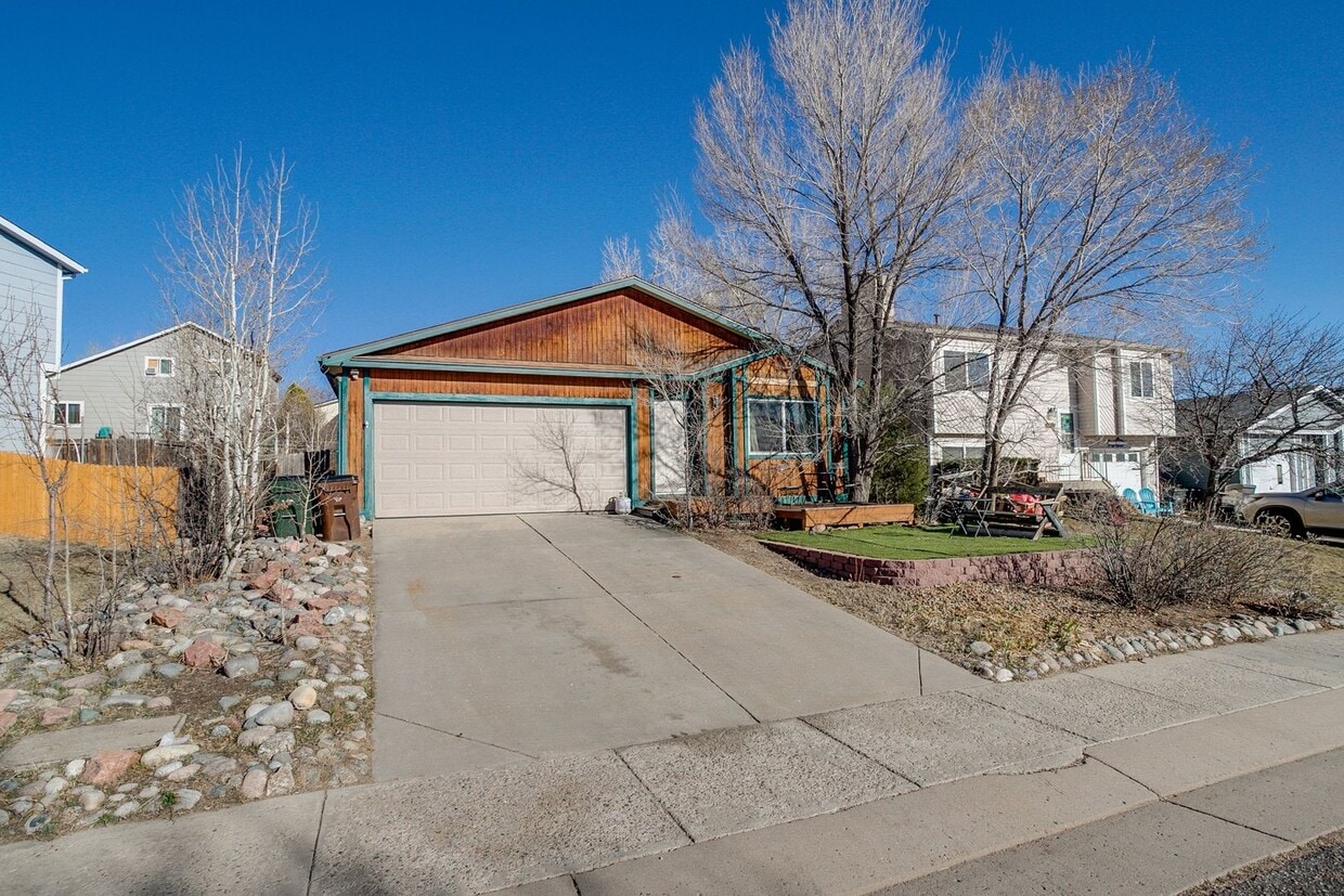 Huge room in a large shared home, private bathroom, great neighborhood, friendly roommates! - Huge room in a large shared home, private bathroom, great neighborhood, friendly roommates!