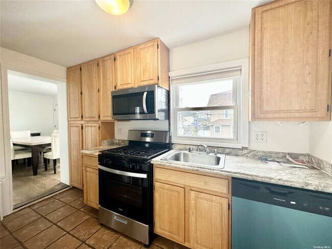 Building Photo - 2 Buxton St