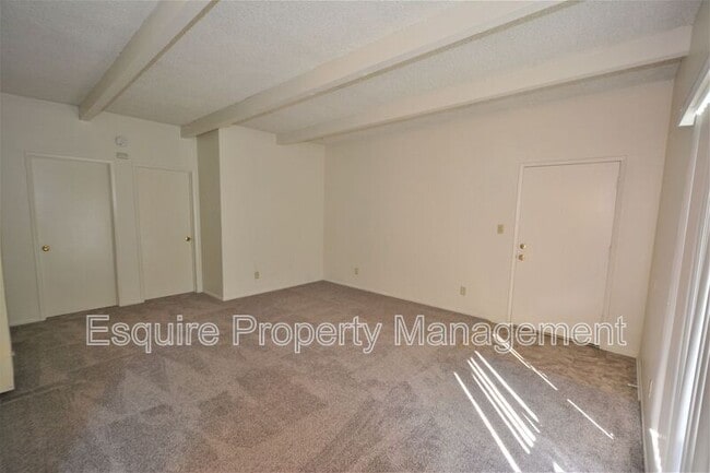 Building Photo - 2050 N Ventura Rd