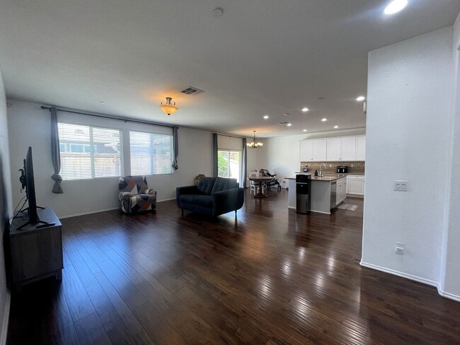 Building Photo - Rosamond 4 Bedroom + 2.5 Bathroom
