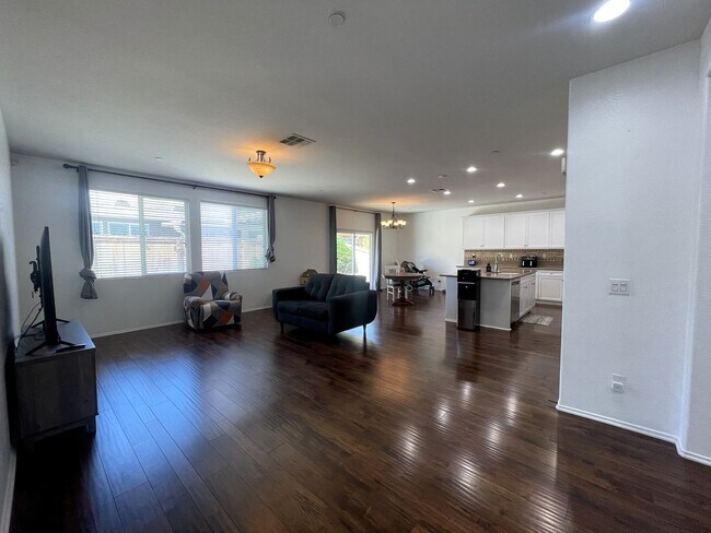Foto del edificio - Rosamond 4 Bedroom + 2.5 Bathroom