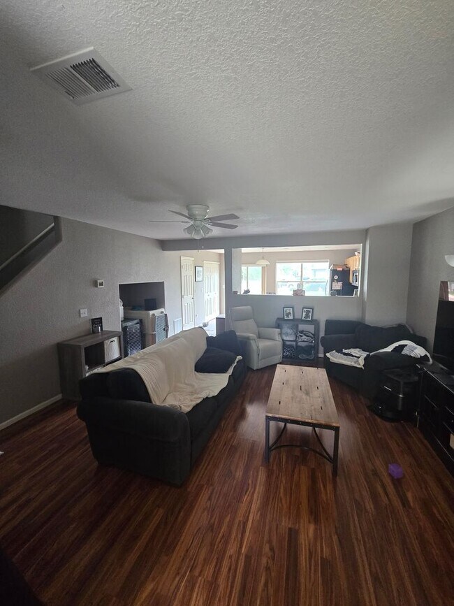 Building Photo - Updated 3BR Townhouse with Garage Availabl...