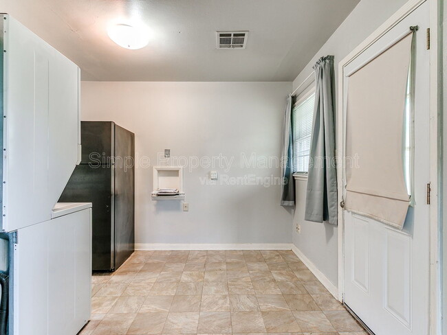 Building Photo - 810 N Marshall Dr