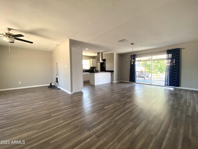 Foto del edificio - 4627 W Rose Ln