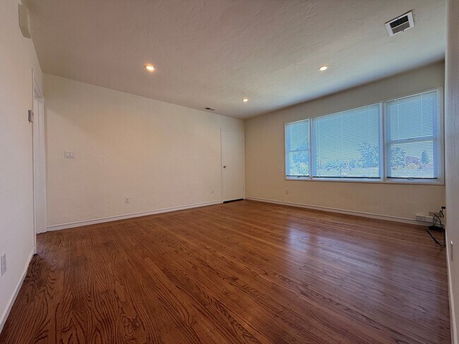 Foto del edificio - Bright Upper-Level 2BR Home in Alameda’s Desirable East End.