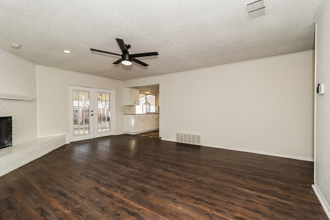 Foto del edificio - 3-Bedroom Home in Arlington, TX