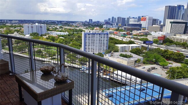 Foto del edificio - 10 SW South River Dr