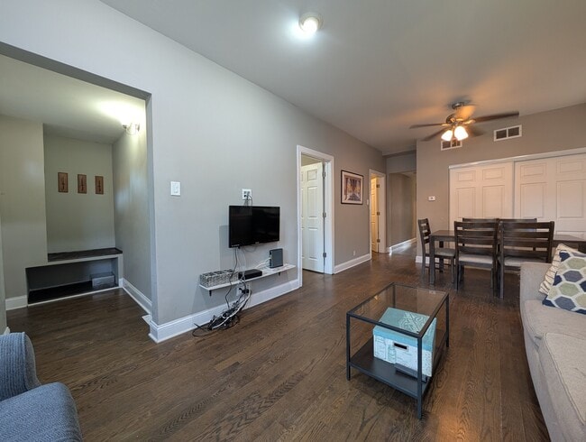 Foto del edificio - 1911 W Addison St