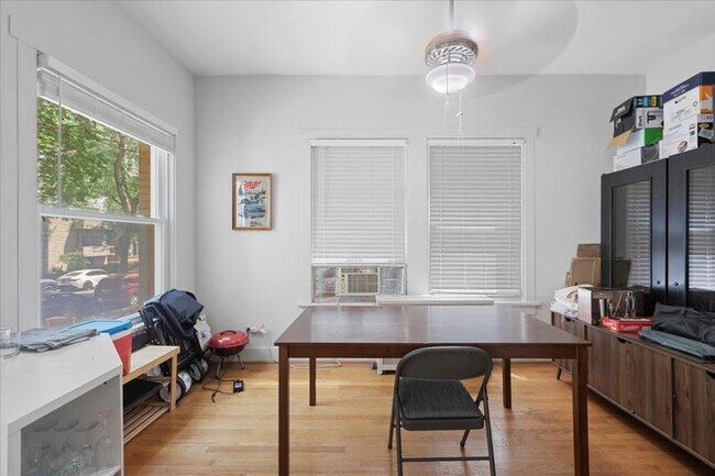Building Photo - 2 bedroom in Chicago IL 60657