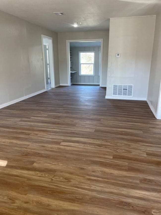 Foto del edificio - 1648 S Maple Ave