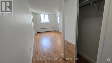 Building Photo - 407-230-230 Oak St
