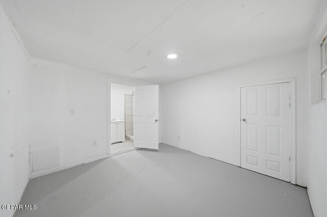 Building Photo - 5833 Ybarra Ct
