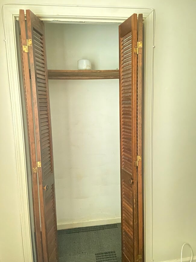 CLOSET - 507 Chateau Dr SE