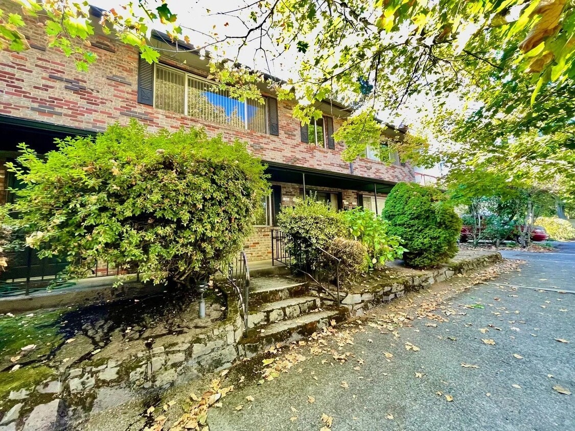 Primary Photo - Charming and clean 1 bed/1 bath in nice close-in Northeast Portland Neighborhood!