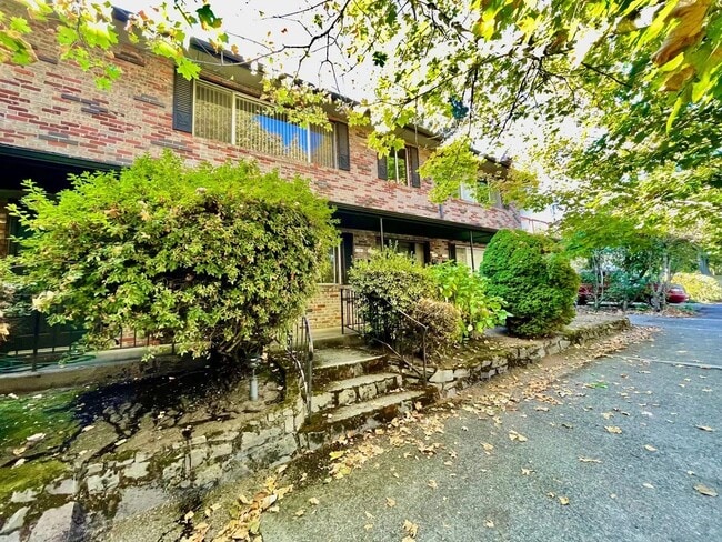 Charming and clean 1 bed/1 bath in nice close-in Northeast Portland Neighborhood! - Charming and clean 1 bed/1 bath in nice close-in Northeast Portland Neighborhood! Apartment