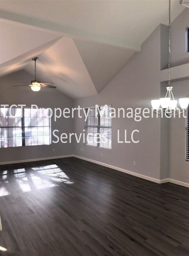 Foto del edificio - Beautiful Remodeled 4 Bedroom Home in Chan...