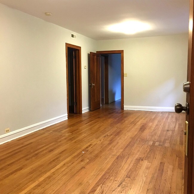 Building Photo - 5228 W Belmont Ave