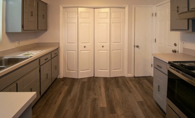 Foto del edificio - Charming 2-Bed Home with Oversized Backyar...