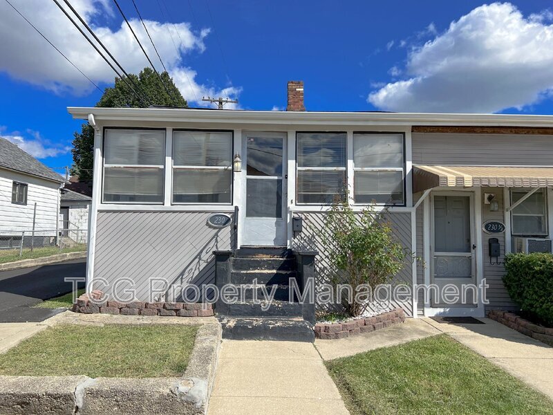 Primary Photo - 230 Creve Coeur St