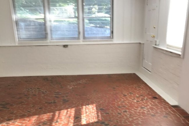 Sunroom - 891 Amsterdam Ave NE