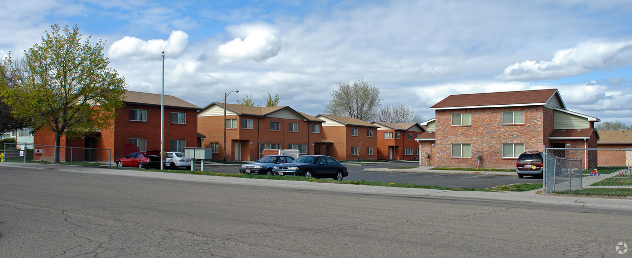 Primary Photo - Checola Apartments