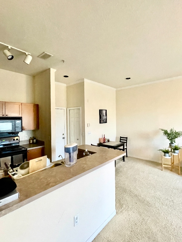 Building Photo - 2200 Ladora Dr