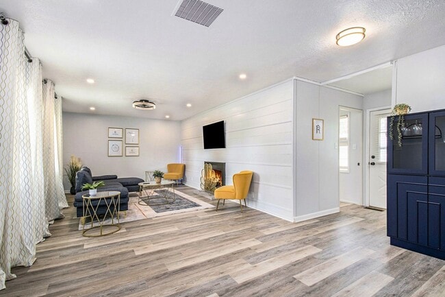 Building Photo - 1160 Helman Drive - Comfortable 3 Bed, 1.5 Bath Home in McKinley Terrace