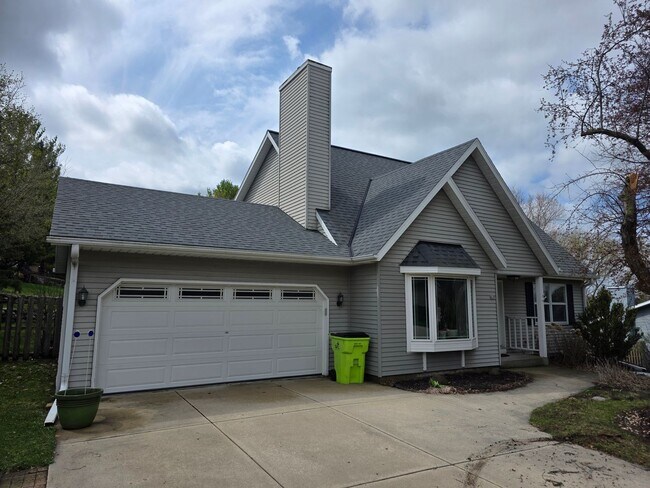 Building Photo - 3 bedroom 2 bath Hartland home with Arrowhead schools!