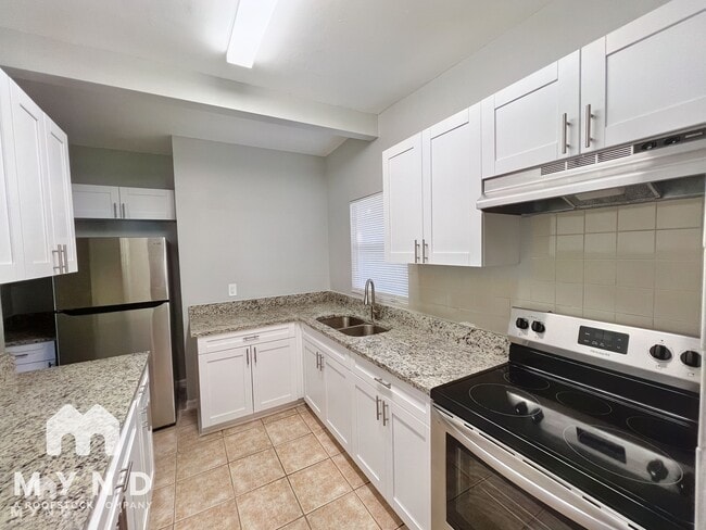 Building Photo - 1602 Simmons Pl