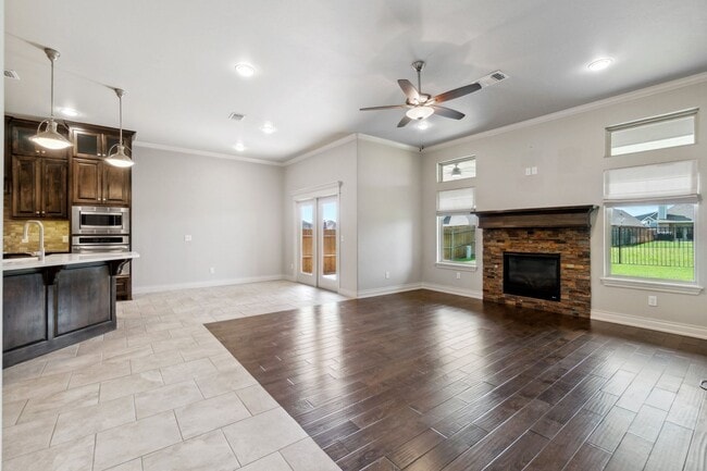 Building Photo - Upscale Comfort Meets Everyday Functionali...