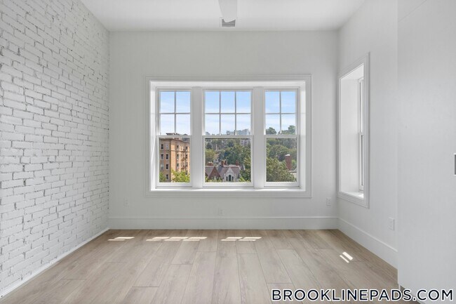 Building Photo - 1578 Beacon St