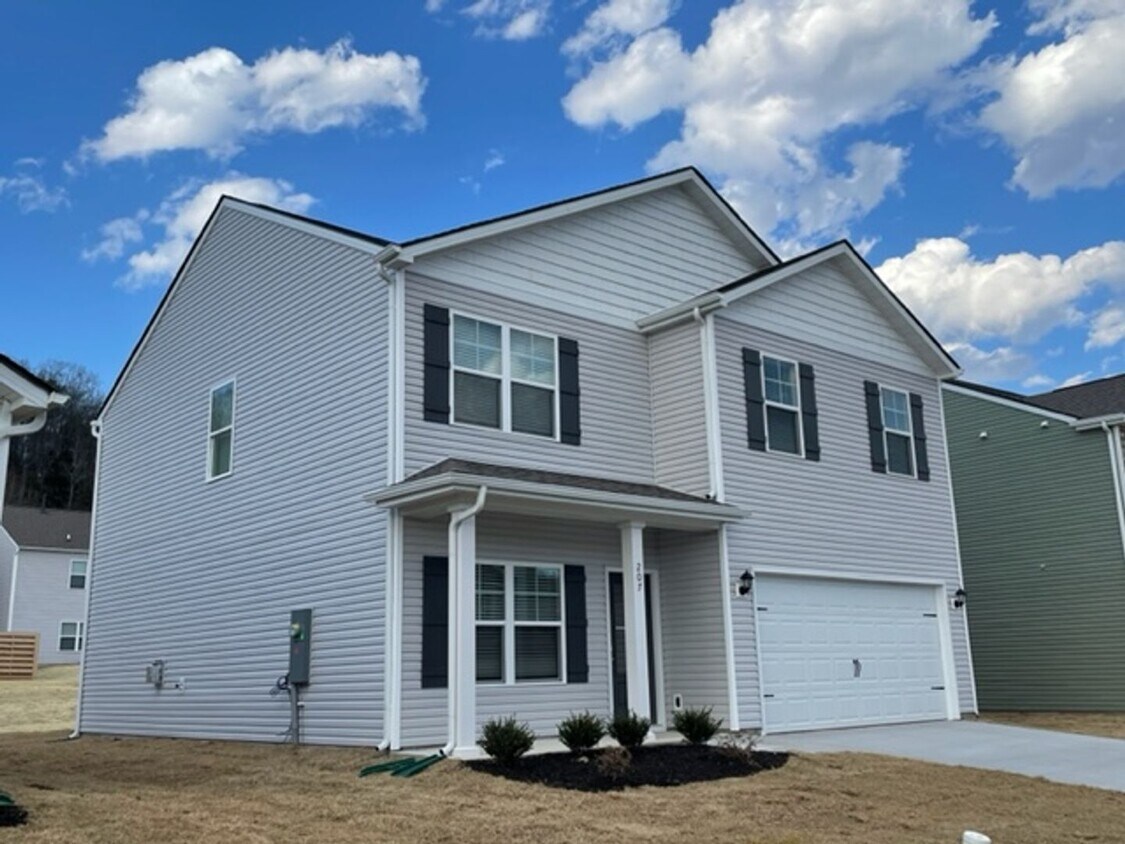 Foto principal - Oak Ridge 37830 - 4 bedroom, 2.5 bath home...