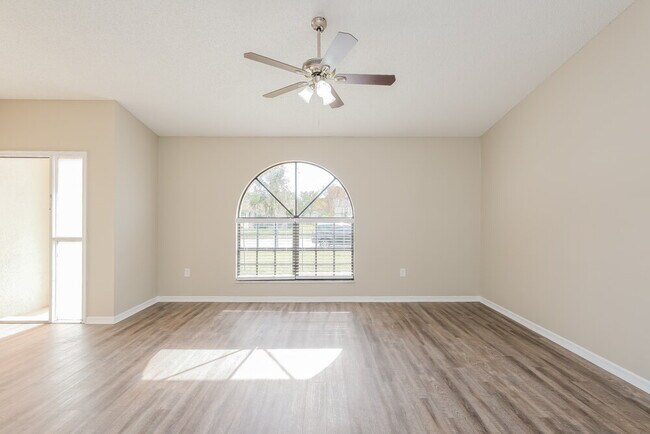 Foto del edificio - 8823 Gum Tree Ave