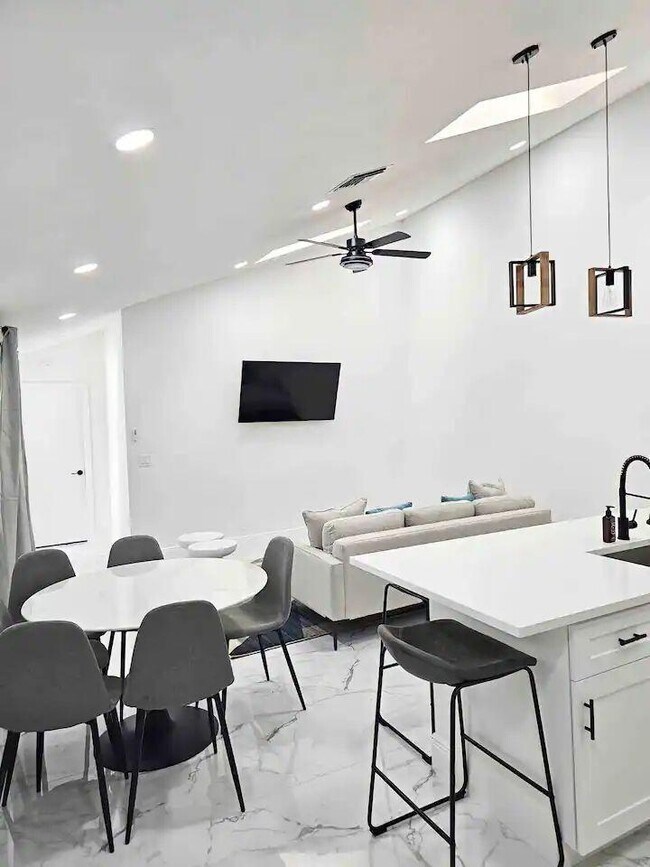 Foto del edificio - 1255 Periwinkle Pl
