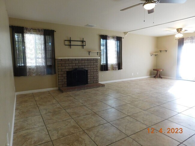 Building Photo - 219 Larkspur St