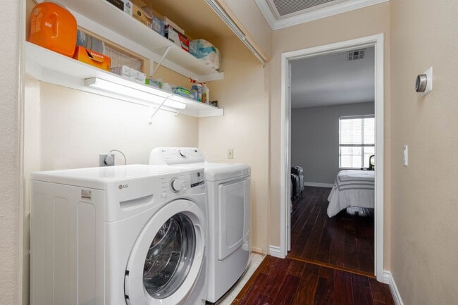 Building Photo - Top Floor Furnished 2 Bedroom Home Near SD...