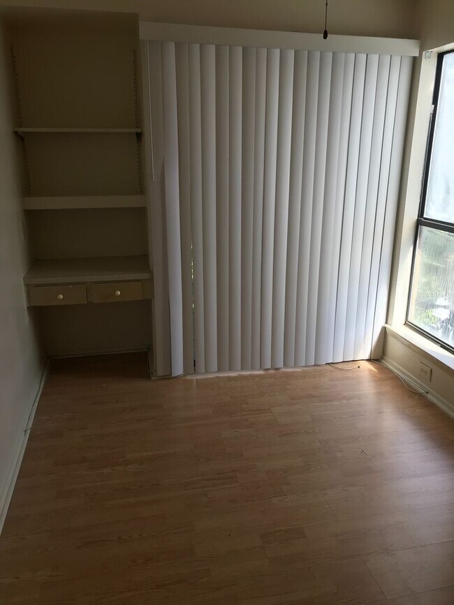 Foto del edificio - PRE-LEASE 2025/2026: $1600 OR BEST OFFER!!...