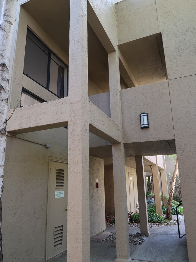 Building Photo - 1919 Alameda de las Pulgas
