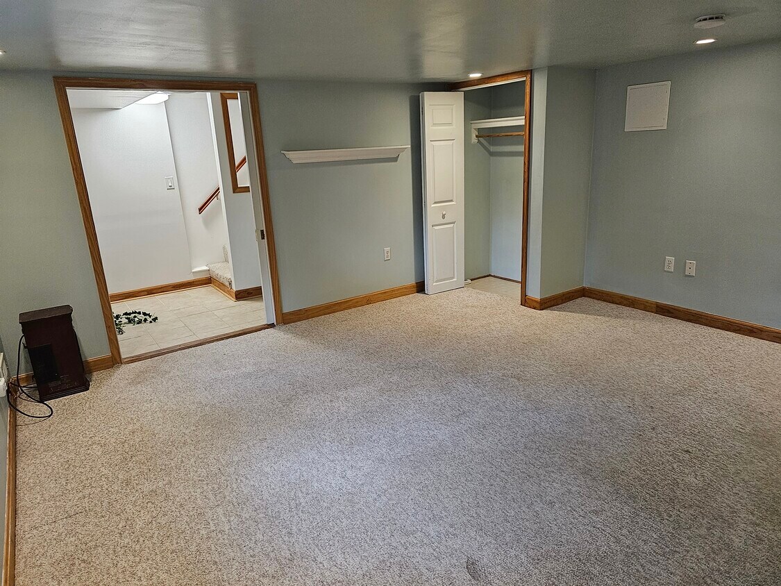 Main room / bedroom - 9701 Fairway Ave