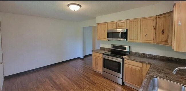 Building Photo - 807 N Clark Ave