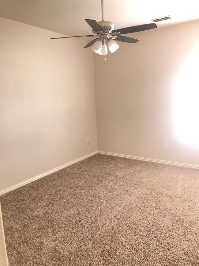 Foto del edificio - 213 N Prairie St