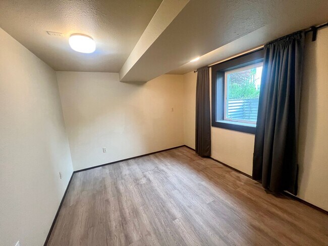 Building Photo - KALMAR DUPLEX