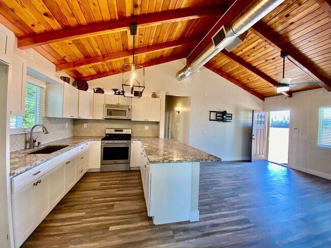 Foto del edificio - Magnificent Views – 2 Bed, 1 Bath Gem – A ...