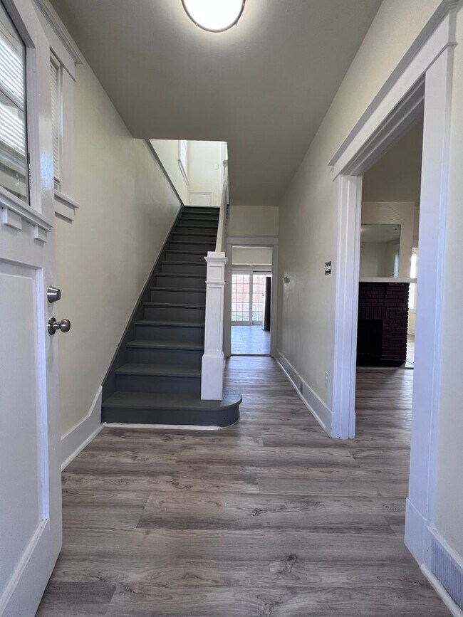 Building Photo - 2BR 2 Bath house with detached 2 door garage!