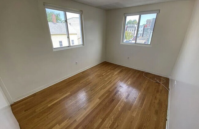 Building Photo - 382 Dorchester St
